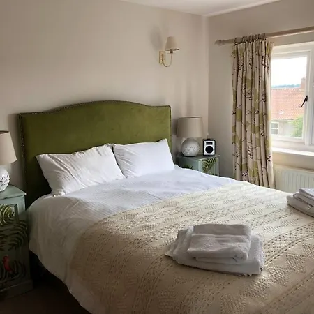 St Anthony's, Bright Perkily Decorated 3 Bedroom House *